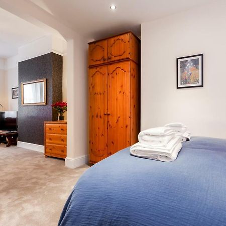 בורנמות' Gorgeous Town Centre Apt With Courtyard Garden מראה חיצוני תמונה