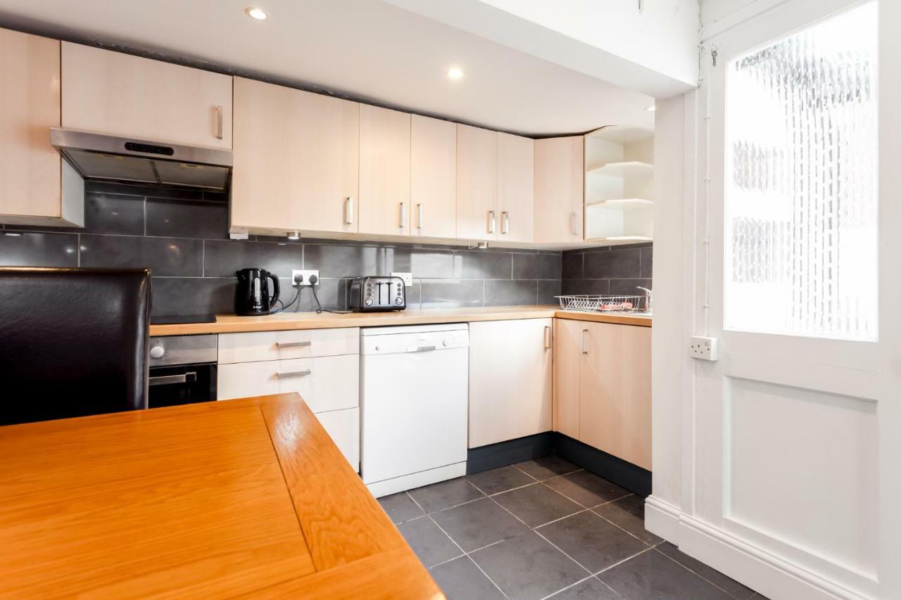 בורנמות' Gorgeous Town Centre Apt With Courtyard Garden מראה חיצוני תמונה